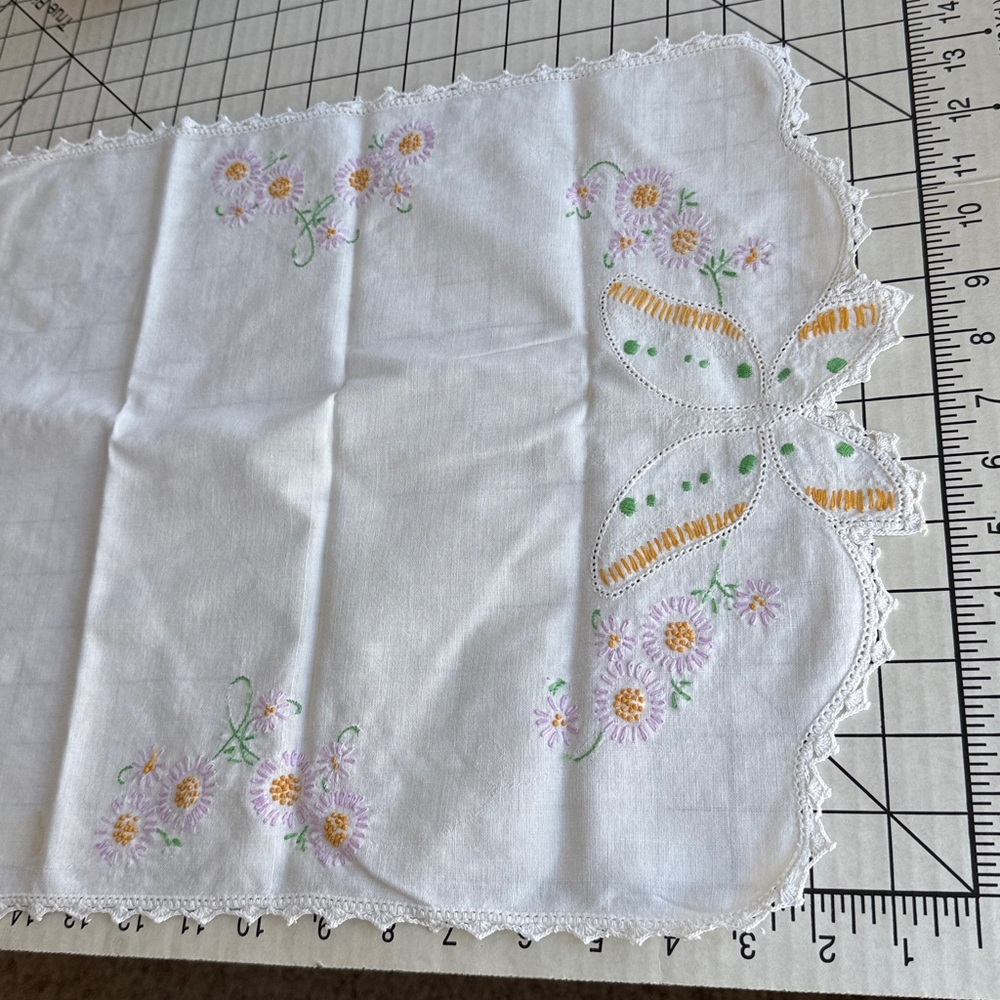 Vintage Spring Kitchen Linens Lot, 2 tablecloths, 2 table runners - Picture 6 of 16